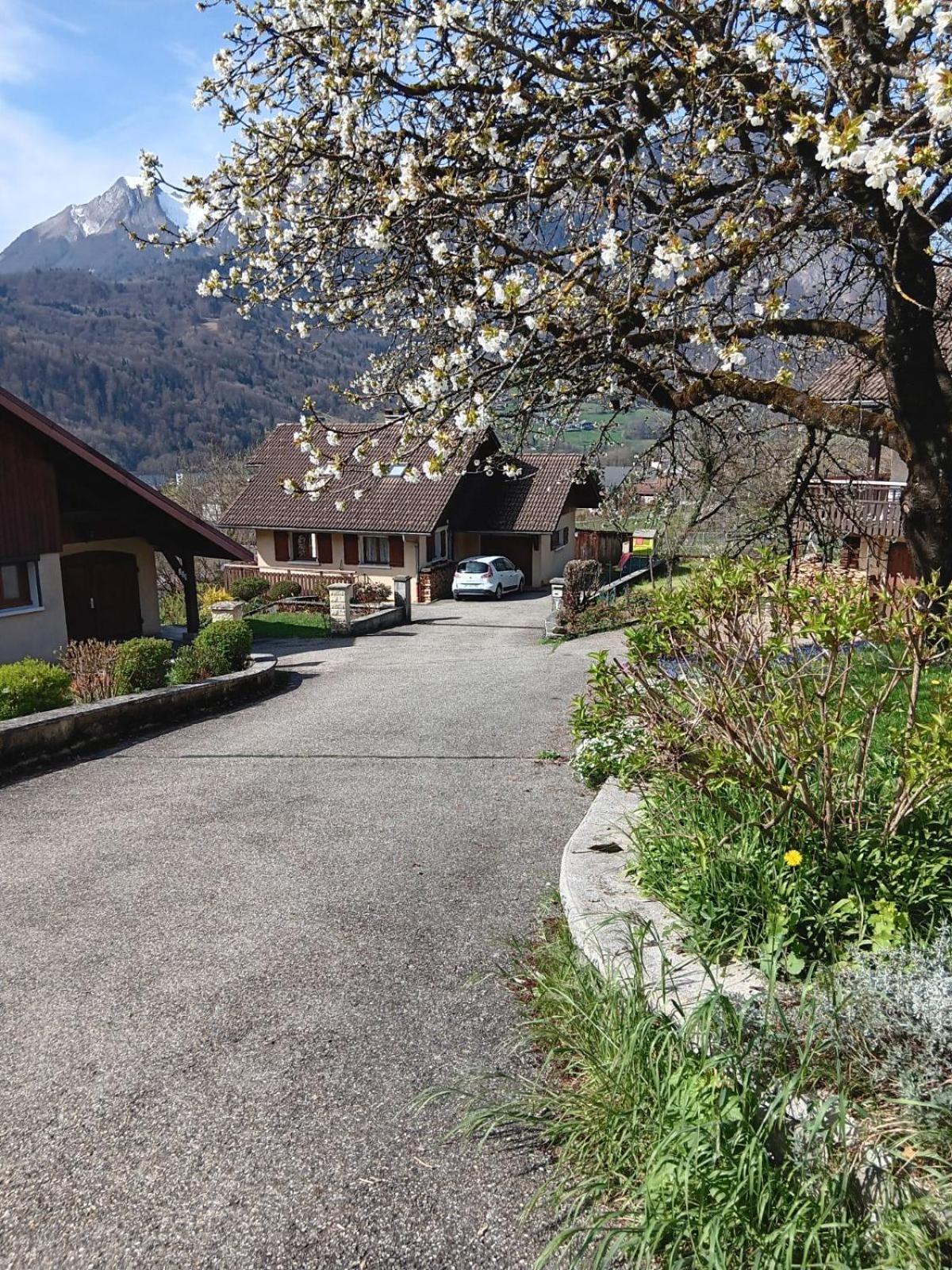 Appartement En Rez-De-Chaussee Avec Vues Sur Les Montagnes Ugine Exterior photo